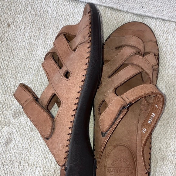 Easy Spirit women’s size 10 (fits like. 9.5 in my opinion) Tan Leather Sandals - Picture 15 of 16
